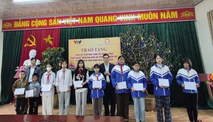 Lãnh đạo HKH tỉnh tặng quà cho các em có hoàn cảnh khó khăn tại xã Yên Phú